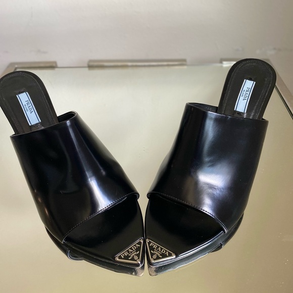 Like new Prada Brushed Leather Pointy-toe Sandal 40.5 $1,295 - Picture 6 of 15